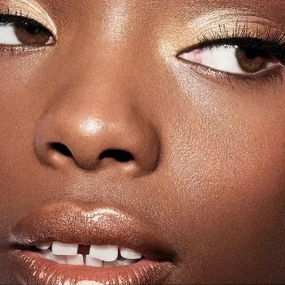 Light Lock Lip Gloss in Shade: Payton
High Sheen Creamy Lip Oil
New in box - Picture 5 of 5